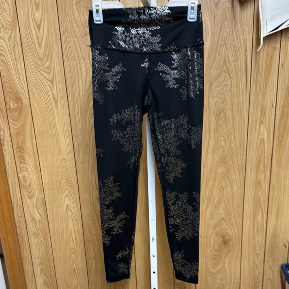 Glyder Black Leggings with Gold Floral Pattern Size Small